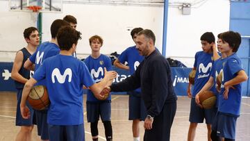 Jota Cuspinera, nuevo entrenador del Movistar Estudiantes, con jugadores del club durante un cl&iacute;nic.