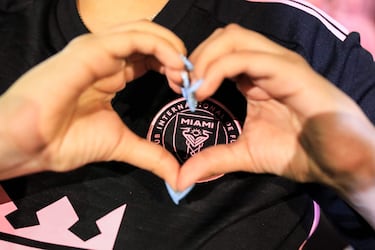 Una fan hace un gesto mientras espera la llegada de Lionel Messi y el equipo de fútbol del Inter de Miami a un hotel en Lima.