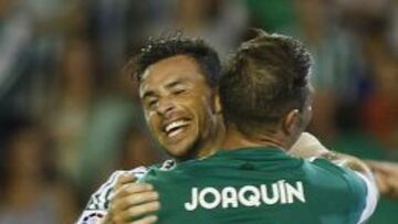 Joaquín se abraza con Rubén Castro, autor del gol del Betis.