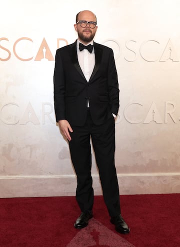 Nick Emerson posa en la alfombra roja del Dolby Theatre.