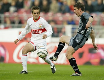 Canterano del Bayern de M迆nich, fue cedido al Stuttgart en 2003 jugando all赤 dos a?os, una cesi車n clave en su carrera, pues Lahm lleg車 como lateral derecho, pero el t谷cnico Felix Magath prefer赤a a Andreas Hinkel en esa posici車n, as赤 que prob車 a Lahm de lateral izquierdo, a pesar de ser diestro, la prueba sali車 tan bien que el muniqu谷s se qued車 en esa posici車n donde desarrollar赤a la mayor parte de su carrera.
