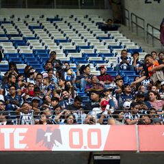 Afición de Monterrey organiza pelea en las gradas del Gigante de Acero