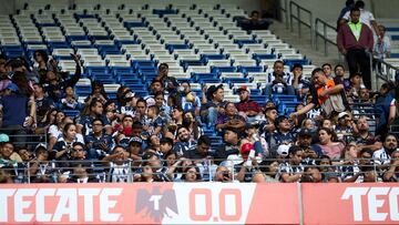 Aficionados de Monterrey esperan al inicio del partido contra Santos Laguna.