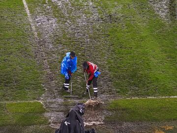 Las fuertes lluvias obligaron a que el partido entre Millonarios y Peñarol se suspendiera por varios minutos.