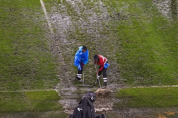 Las fuertes lluvias obligaron a que el partido entre Millonarios y Peñarol se suspendiera por varios minutos.