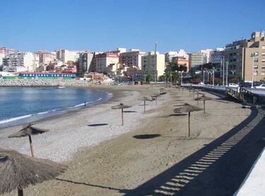 Como todas la playas de la costa atlántica, Benítez se caracteriza por su oleaje y sus frías aguas, con una superficie formada por grava, arena y cantos rodados.

Esta playa se encuentra en un entorno urbano, por lo que es bastante frecuentada por vecinos de la zona y deportistas.