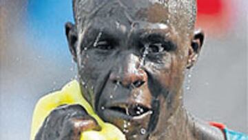 <b>CAMPEÓN EXHAUSTO. </b>El keniano Luke Kibet, tras llegar a la meta.