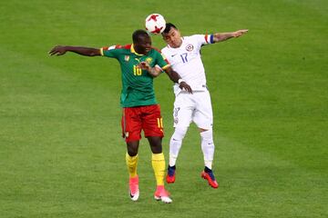 Soccer Football - Cameroon v Chile - FIFA Confederations Cup Russia 2017 - Group B - Spartak Stadium, Moscow, Russia - June 18, 2017   Chile’s Gary Medel in action with Cameroon’s Vincent Aboubakar    REUTERS/Kai Pfaffenbach