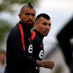Medel envía mensaje a Vidal