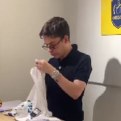 Lleva una camiseta de fútbol clásica para venderla y se autoboicotea el plan al mostrar este detalle: “Esto no puedo repararlo”