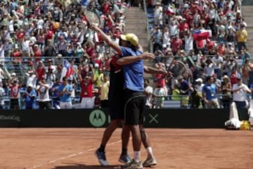 Tenis, Chile v Republica Dominicana, Copa Davis 2016.
Los jugadores de Chile Hans Podlipnik y Julio Peralta celebran el triunfo contra Republica Dominicana durante el partido del grupo I americano de Copa Davis.