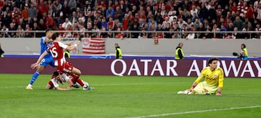 1-1. Gran pase de Vinicius al espacio, entre los dos centrales del Olympiacos, para el delantero francés que en el mano a mano con Kostas Tzolakis, le bate con un disparo raso.