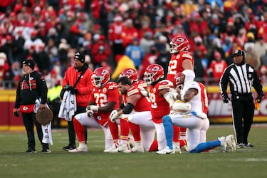 Los jugadores se arrodillan en señal de apoyo mientras observan a Patrick Mahomes.