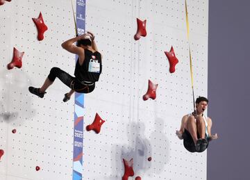 El argentino Valentín Sternik (derecha) celebra de forma efusiva su triunfo ante el canadiense Ethan Flyn-Pitcher en la final de velocidad de escalada deportiva masculina, en los Juegos Panamericanos 2023. La competición tuvo lugar del 20 de octubre al 5 de noviembre en el Parque Deportivo Estadio Nacional de Santiago de Chile. 