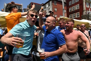 La ciudad costera del noroeste de Portugal está repleta de seguidores del Manchester City y del Chelsea. Ambos equipos se enfrentan esta noche en la final de la Champions League y algunos aficionados han llegado con ganas de fiesta.