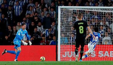1-0. Error de Éder Militão ante la presión de Alexander Sorloth. El defensa brasileño se la pasa mal a Thibaut Courtois, que no puede controlar, y Takefusa Kubo atento marca a placer el primer gol.
