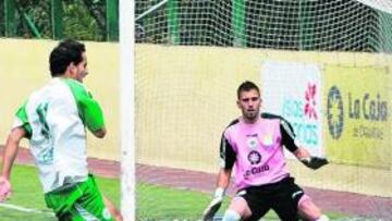 <b>PELEA. </b>Acuña lucha un balón desde el suelo en el césped artificial de Guiniguada.