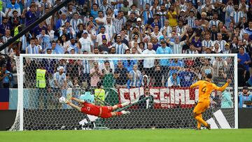 Soccer Football - FIFA World Cup Qatar 2022 - Quarter Final - Netherlands v Argentina - Lusail Stadium, Lusail, Qatar - December 10, 2022   Argentina's Emiliano Martinez saves a penalty from Netherlands' Virgil van Dijk  during the penalty shoot out REUTERS/Carl Recine     TPX IMAGES OF THE DAY