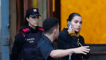 GRAFCAT9358. BARCELONA, 06/02/2024.- La mujer de Dani Alves, Joana Sanz (d), sale de la Audiencia de Barcelona donde el juicio al ex jugador del FC Barcelona Dani Alves, acusado de violar a una joven en una discoteca de Barcelona en diciembre de 2022, ha afrontado su segunda jornada con el interrogatorio a una veintena de testigos. EFE/Enric Fontcuberta
