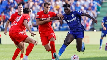 El delantero nigeriano del Getafe Christantus Uche (d) ante varios jugadores del Osasuna