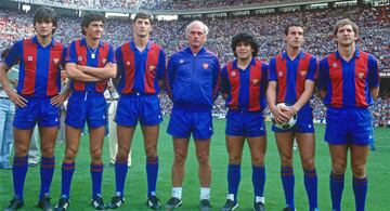 Fotograf¨ªa de la presentaci¨®n de Diego Armando Maradona como nuevo jugador del Barcelona en la que aparece el propio Marcos Alonso junto a Pichi Alonso, Urbano, Lattek (entrenador), Julio Alberto y Perico Alonso.