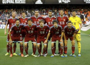 El once inicial de la Real Sociedad. De pie: Zurutuza, Rubén Pardo, Mikel González, Xabi Prieto, Diego Reyes y Rulli. Agachados: De la Bella, Oyarzabal, Bautista, Elustondo e Illarramendi.