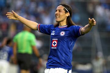 El mediocampista chileno brilló con Tecos y Monarcas Morelia. Para el Clausura 2011 fichó con Cruz Azul. Con este equipo, Droguett solamente pudo anotar dos goles. Un año después salió del equipo.
