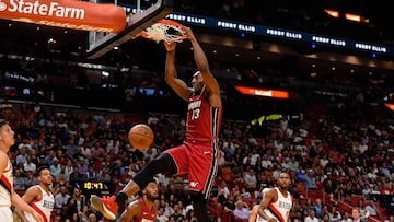Bam Adebayo machacando el aro en un partido de la NBA ante los Portland Trail Blazers.
