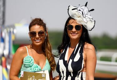 La Dubai World Cup 2024 comienza este sábado, 30 de marzo, en el hipódromo de Meydan en Dubai, Emiratos Árabes Unidos. Se repartirán 30.500.000 de dólares incluyendo los 12 millones de la prueba central. En sus alrededores pasean y disfrutan del evento los asistentes siempre presumiendo de sus mejores galas.