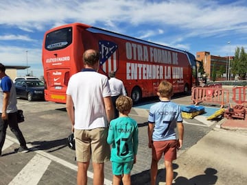 Autobus del Atlético rumbo a Los Ángeles de San Rafael