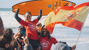 Sarah Almagro celebrando su victoria en el Mundial ISA de surf adaptado