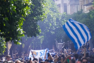 Imágenes de las aficiones del Atlético de Madrid y Real Sociedad en las calles de Sevilla a horas de disputarse la Final de la Copa del Rey.
