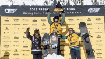 El freerider mexicano Liam Rivera levantando el trofeo de ganador del Freeride World Tour en Canad&aacute;. En el podio. 