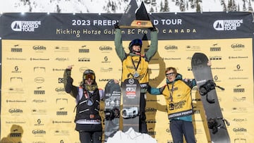 El freerider mexicano Liam Rivera levantando el trofeo de ganador del Freeride World Tour en Canad&aacute;. En el podio. 