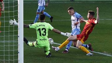 Rat&oacute;n le hace una gran parada a Rahmani para evitar lo que en ese momento habr&iacute;a sido el gol del empate del M&aacute;laga.