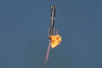 El cohete propulsor Starship de SpaceX regresa a la plataforma de lanzamiento durante un vuelo de prueba desde Starbase en Boca Chica, Texas. 