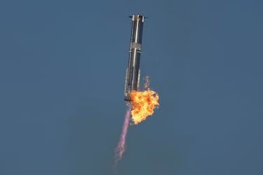 El cohete propulsor Starship de SpaceX regresa a la plataforma de lanzamiento durante un vuelo de prueba desde Starbase en Boca Chica, Texas. 