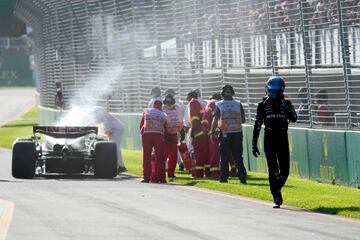 Fuego en el monoplaza de Mercedes-Benz en Fórmula 1 de George Russell.