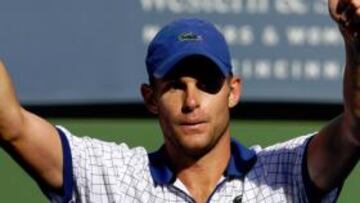 <b>RESTO. </b>Andy Roddick recibe de revés un servicio de Djokovic.