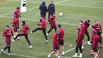 Los jugadores del Atl&eacute;tico durante el entrenamiento. 