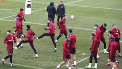 Los jugadores del Atl&eacute;tico durante el entrenamiento. 