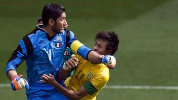 En la Final de los Juegos Olímpicos de Londres 2012 tuvo un fuerte choque contra el arquero mexicano Jesús Corona.