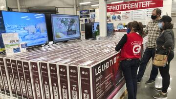 Un asociado de ventas ayuda a los clientes a considerar la compra de un televisor de pantalla grande en un almacén de Costco el miércoles 18 de noviembre de 2020 en Sheridan, Colorado.