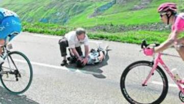 <b>SUSTO. </b>Jens Voigt es atendido tras una aparatosa caída.