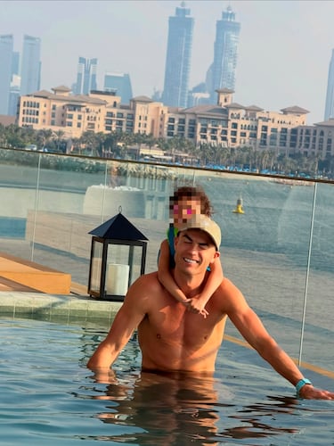 Cristiano Ronaldo con Bella Esmeralda en la piscina del hotel.