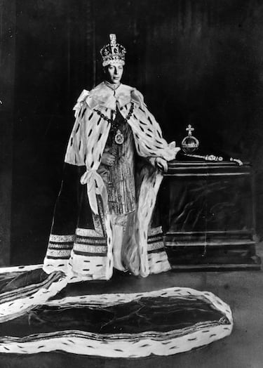 En realidad, Jorge VI no estaba destinado a reinar ya que era el segundo hijo de rey Jorge V. Su hermano mayor, Edurado VIII, renunció al trono para poder casarse con la plebeya Wallis Simpson (esta historia por sí misma da para un artículo aparte). De esta manera la historia del Reino Unido cambió para siempre. El padre de Isabel II fue coronado rey del Reino Unido en una de las épocas más complicadas y conflictivas ya que fue el comienzo del fin del Imperio tras la independencia de la India y Pakistan, la II Guerra Mundial y la dura postguerra. Su coronación se mantuvo el mismo día que estaba prevista la de su hermano, el 12 de mayo de 1937.