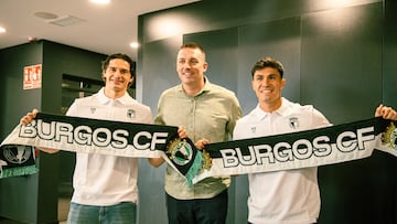 Oier Luengo y Pablo Galdames, con Michu, en su presentación como jugadores del Burgos.