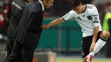 <b>MOLESTIAS. </b>Özil se queja del tobillo en el choque ante Turquía.