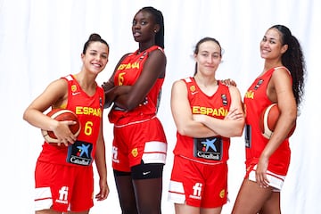 Las jugadoras de la Selección Sub-19 Elena Buenavida, Awa Fam, Alicia Flórez y Noa Morro.