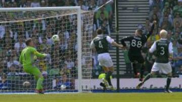 Gary Hooper marca un gol al Hibernian durante la final de la Copa escocesa. 